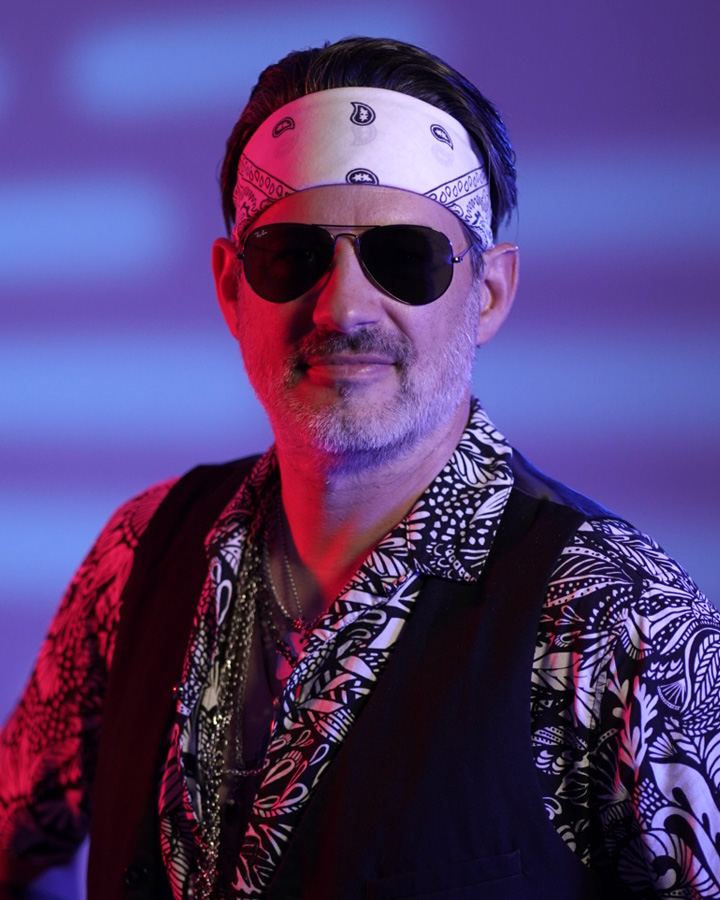 Mike ist der Bassist der 80er Rock-Coverband PrimeTimeCrew