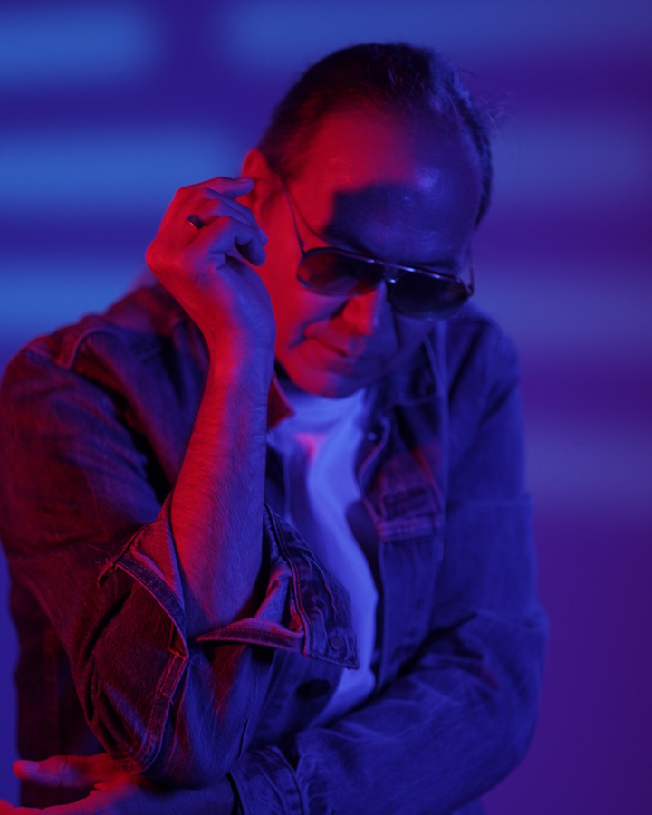 Paul ist Keyboarder der 80er Jahre band und sorgt für Retrofeeling